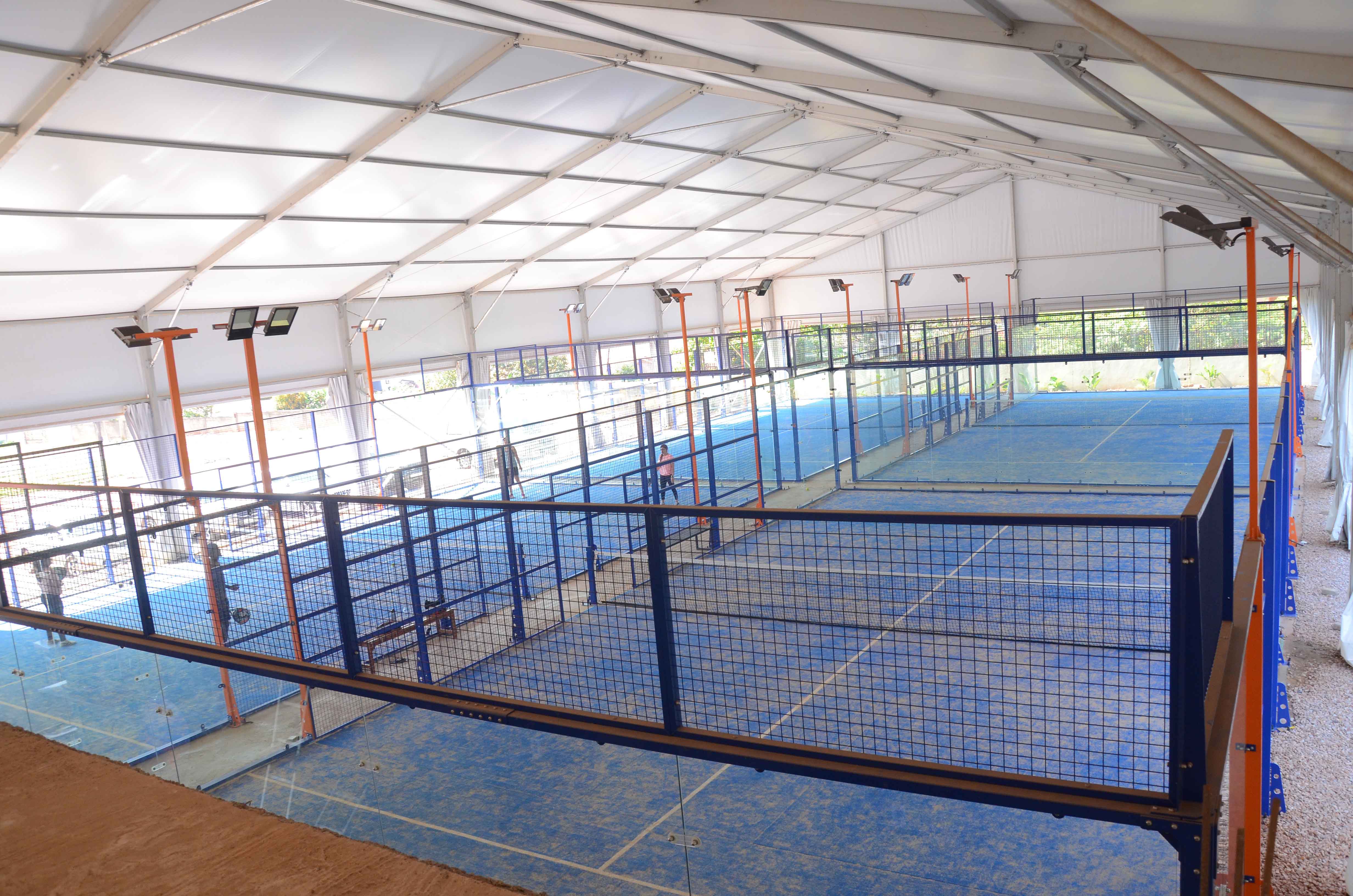Padelplatz mit Glaswänden und Kunstrasen